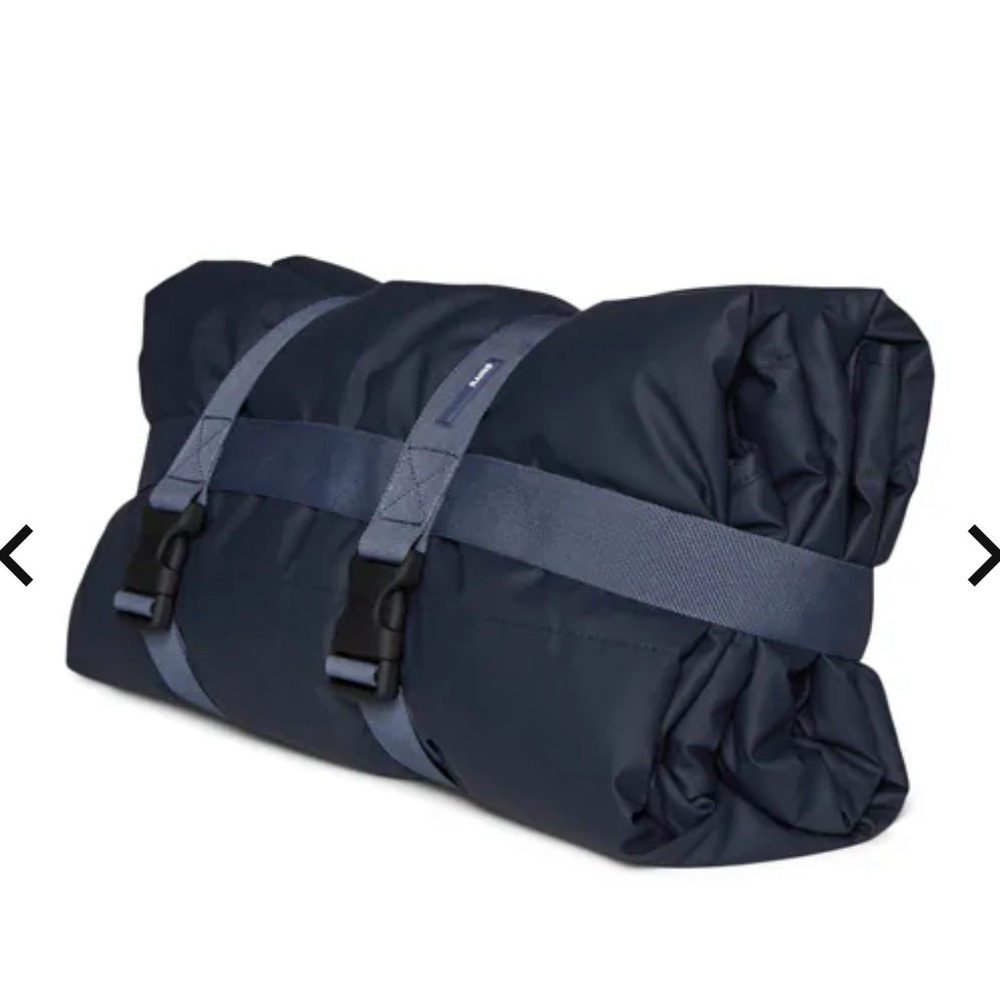 RAINS Outdoor Packable Quilted Waterproof Navy Blanket with Attached Straps  NIP